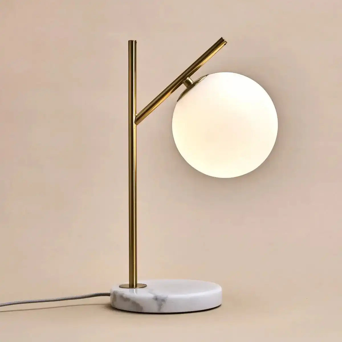 Madison Marmorlampe mit Milchglaskugel – Elegante Tischlampe