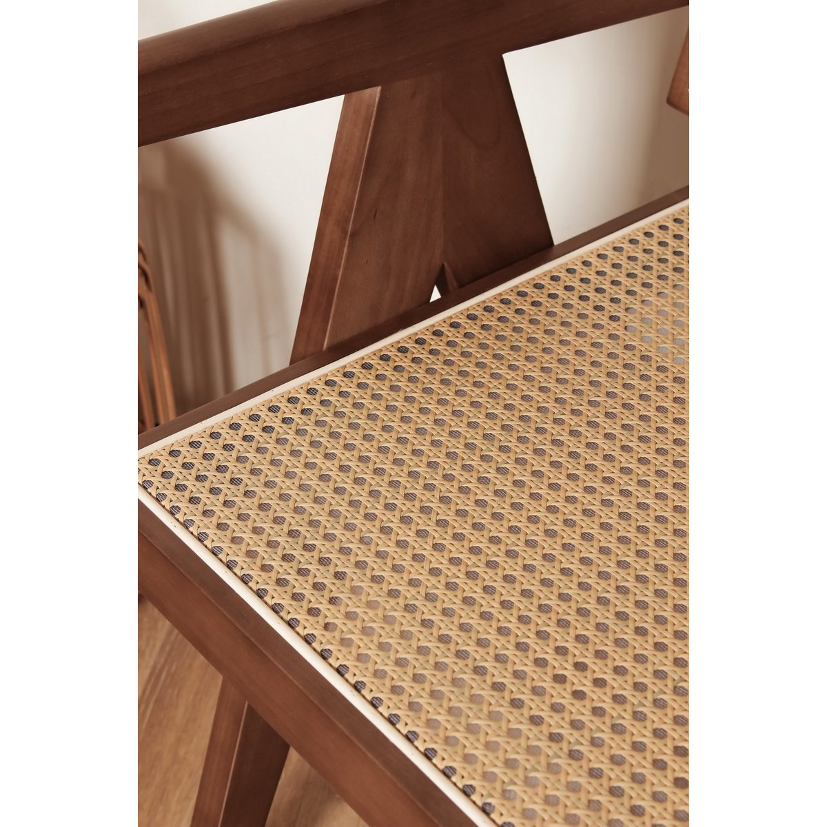 Luxuriöser Designstuhl Pierre Jeanneret in Walnussfarbe + Rattan, Top-Qualität