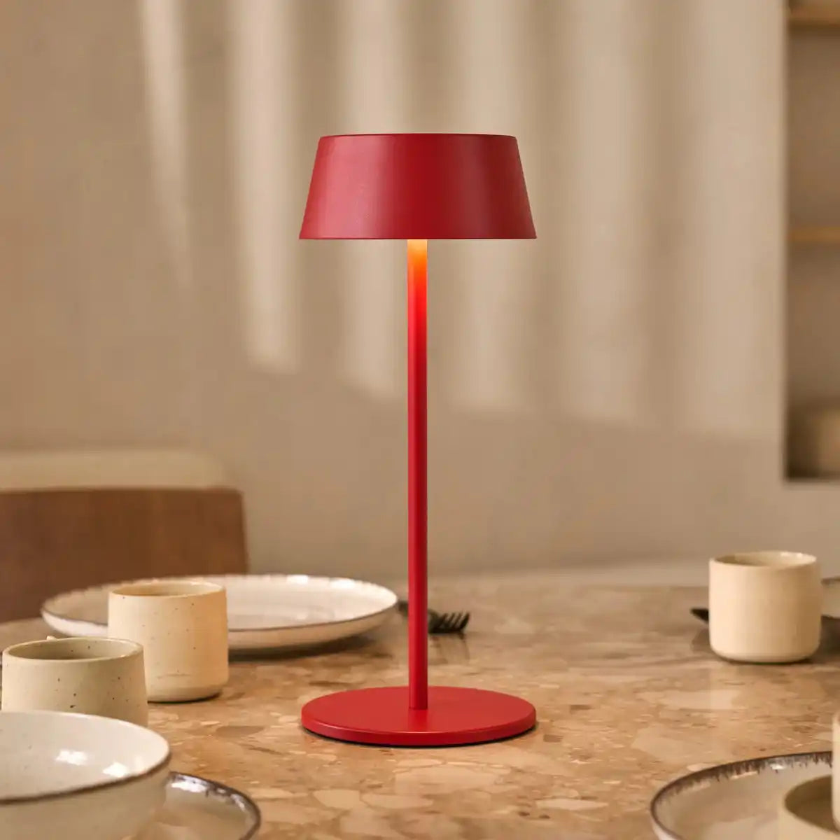 Hugo Berry Red Wiederaufladbare Eisen-Tischlampe – dimmbar, stilvoll und kabellos