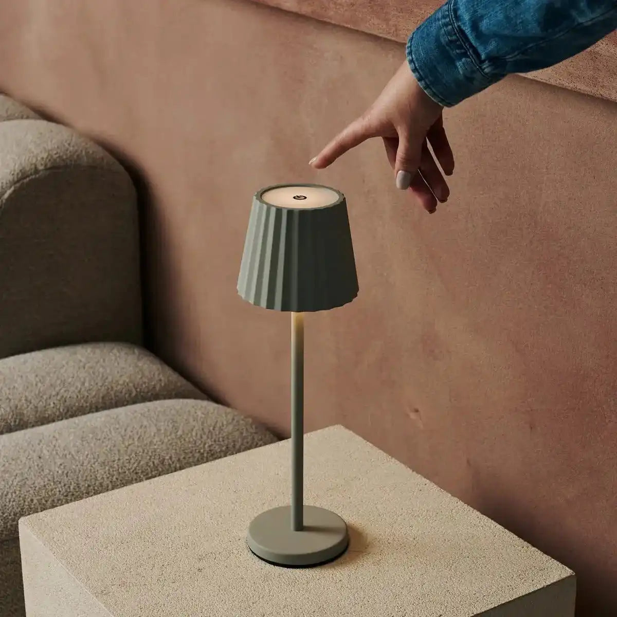 Combi Set Professional-4 x Maya Shadow Grey Brehargable Tischlampen & 1 x Amstel Wireless Ladestation mit Qi-Technologie