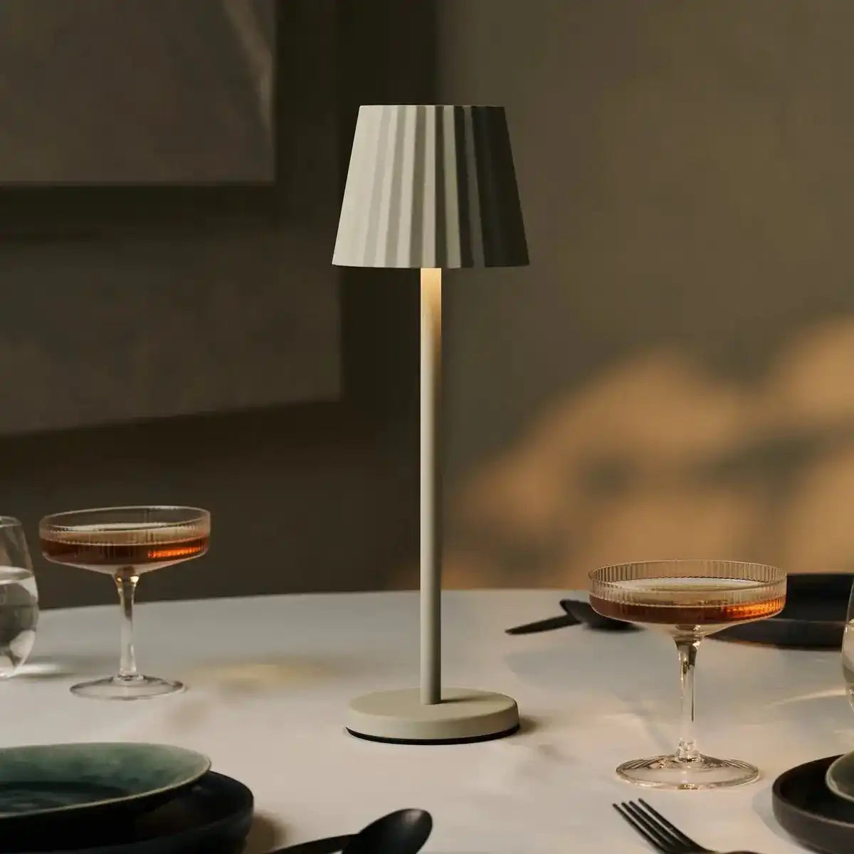 Combi Set Professional-4 x Maya Shadow Grey Brehargable Tischlampen & 1 x Amstel Wireless Ladestation mit Qi-Technologie