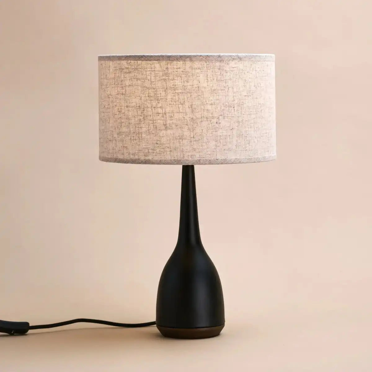 Jacob schwarze Lampe mit beigem Schirm – elegante und warme Beleuchtung
