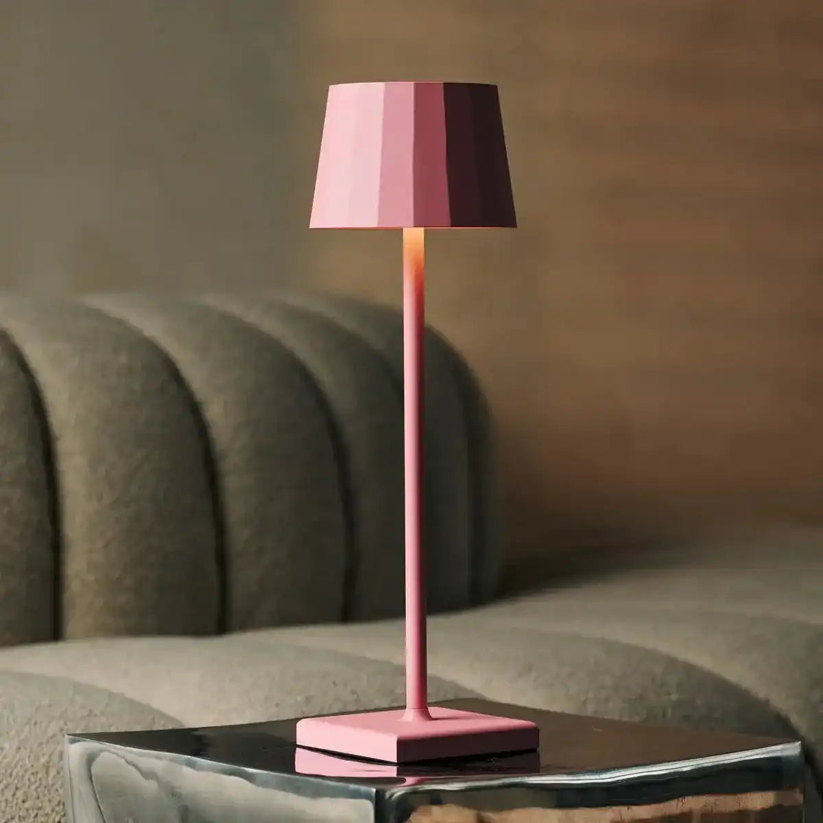 Combi Set Professional-4 x Wouter Flamingo Pink wiederaufladbarer Tischlampen & 1 x Amstel Wireless Ladestation mit Qi-Technologie
