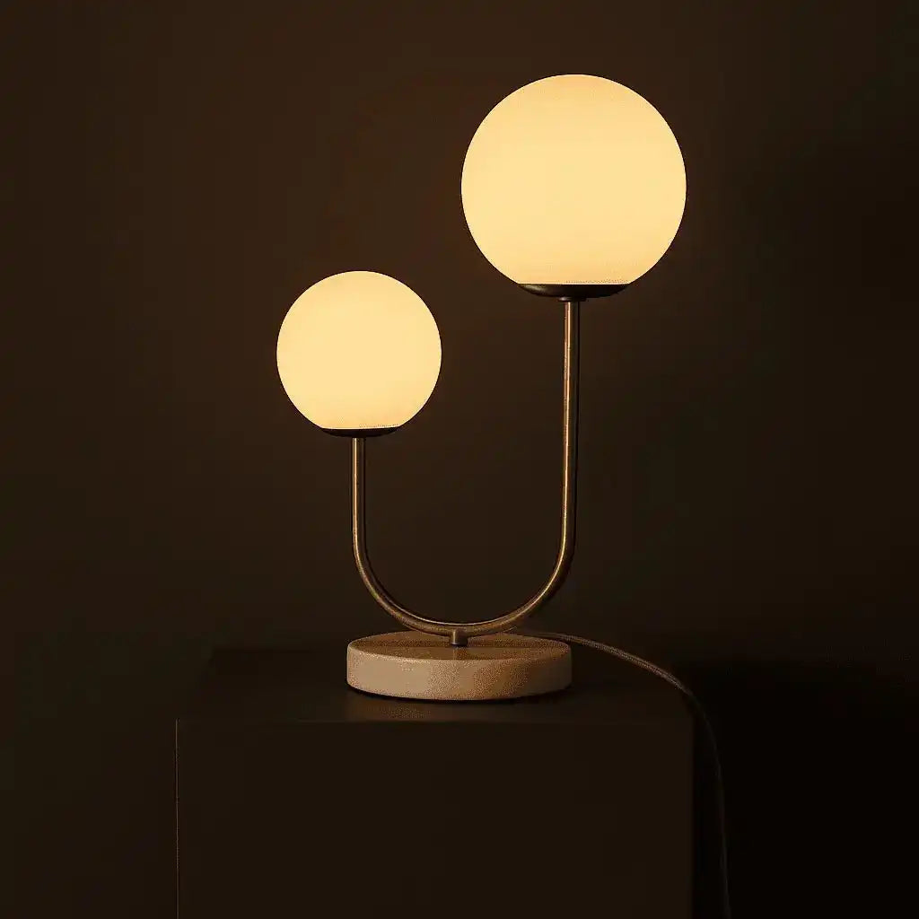 Giorgia Elegante Marmorlampe - Elegante Tischlampe mit gefrosteten Glasbirnen