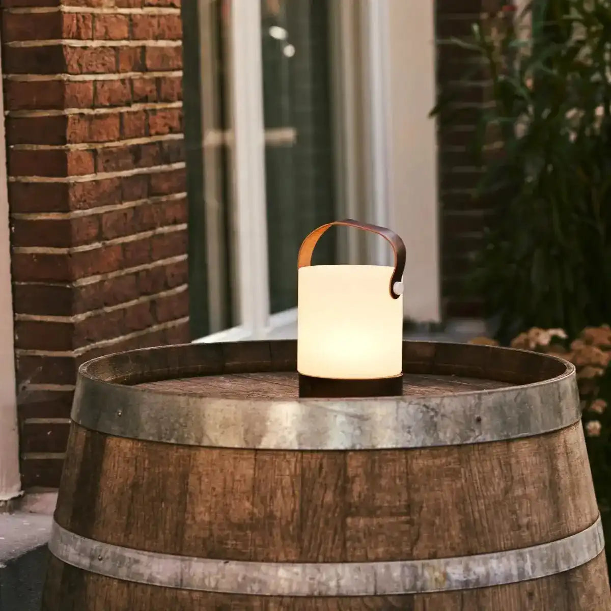 Avery dunkelbraune wiederaufladbare Tischlampe aus Holz – kabellos und dimmbar mit Lederband