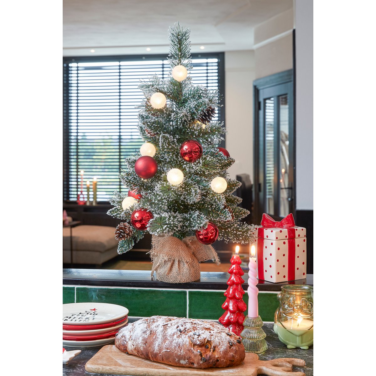 Künstlicher Weihnachtsbaum aus Jute mit LED-Beleuchtung – H60 x Ø39 cm – Grün gefrostet, Rot