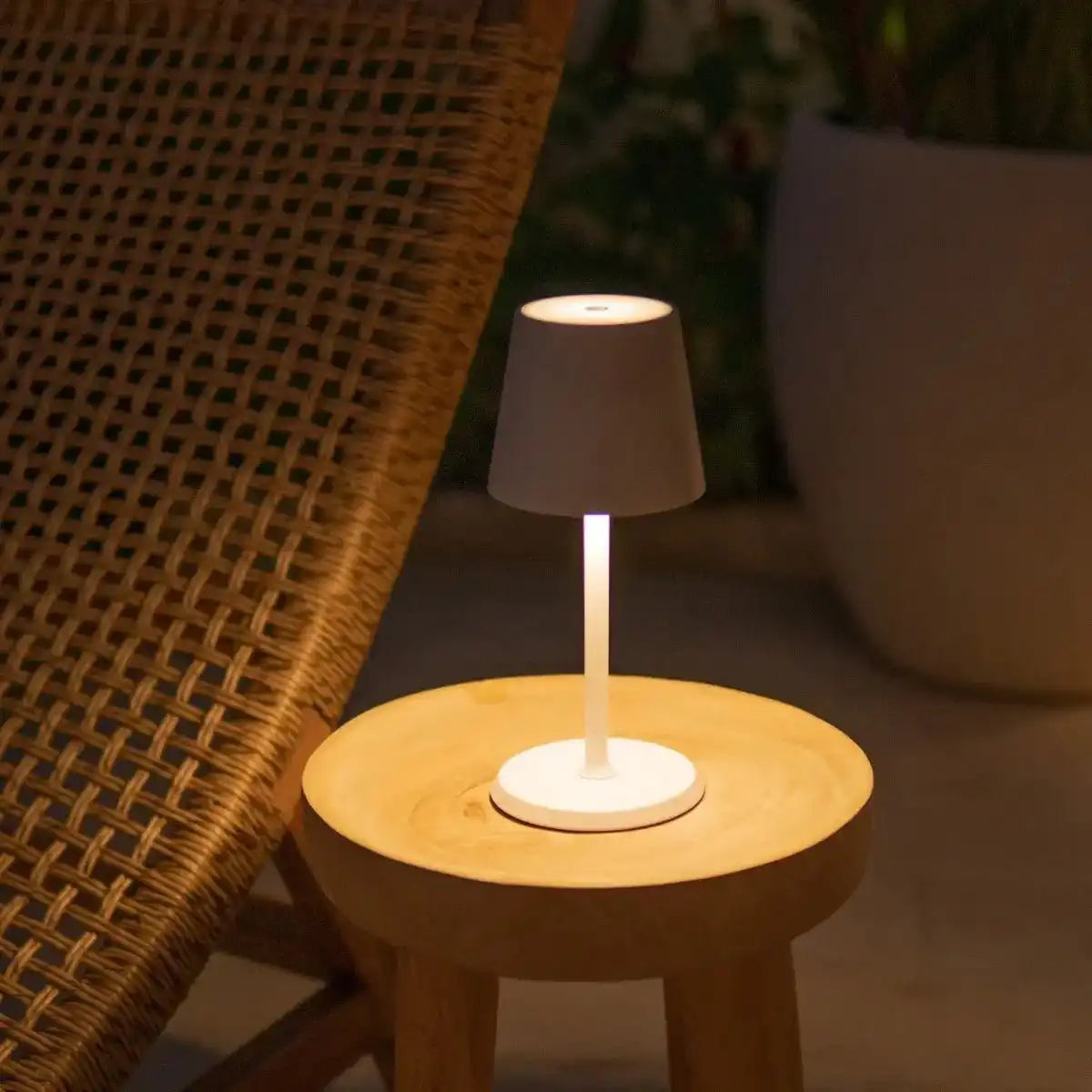 James White wiederaufladbare Tischlampe – kabellos, dimmbar und elegant