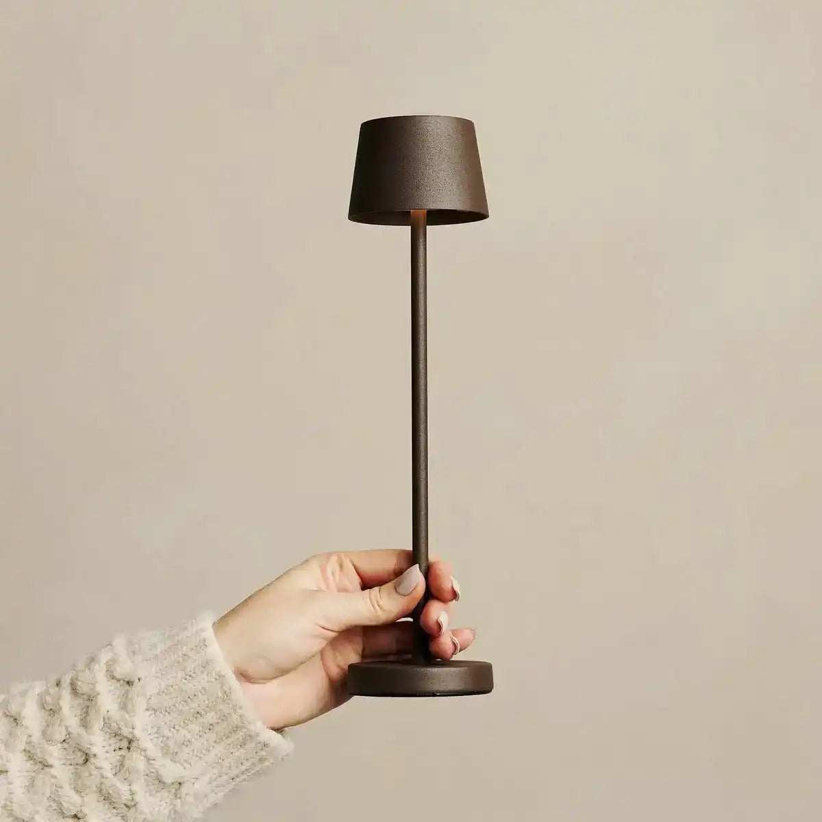 Vondel Mokka Brown wiederaufladbar und schnurloses Lampe perfekt für die Hotellerie - drahtlos wiederaufladbar über Ladestation