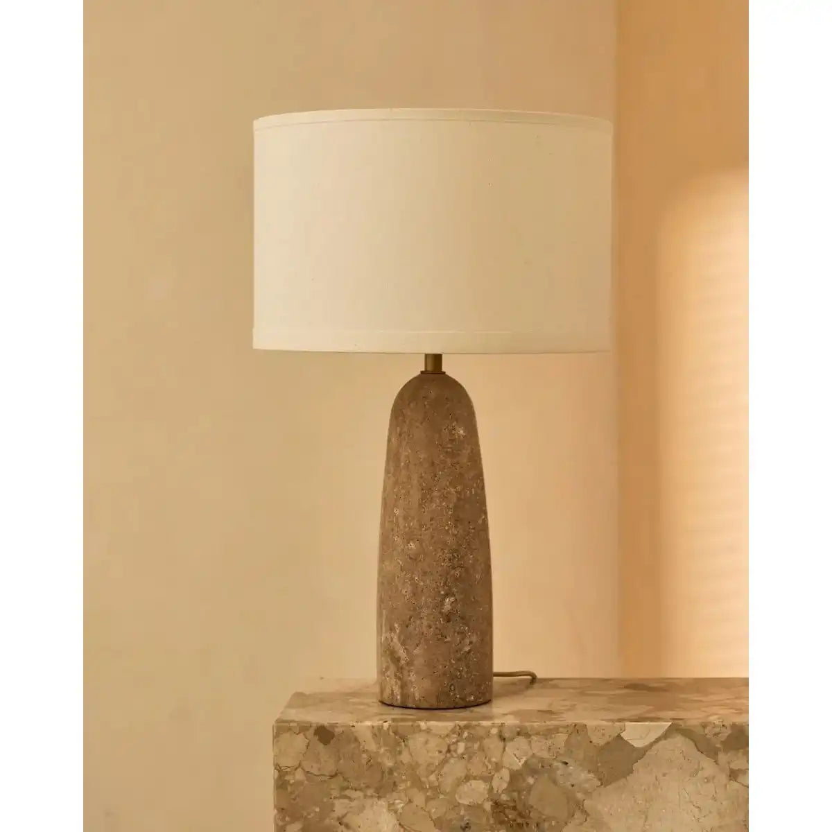 Isla-Travertinlampe mit Baumwollschirm – elegant und zeitlos