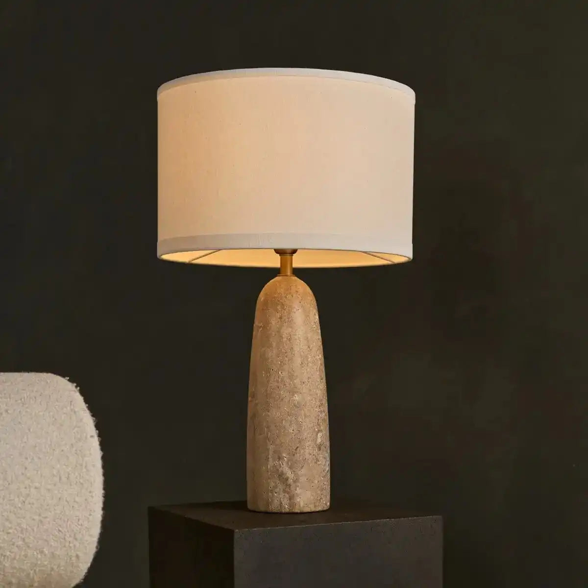 Isla-Travertinlampe mit Baumwollschirm – elegant und zeitlos