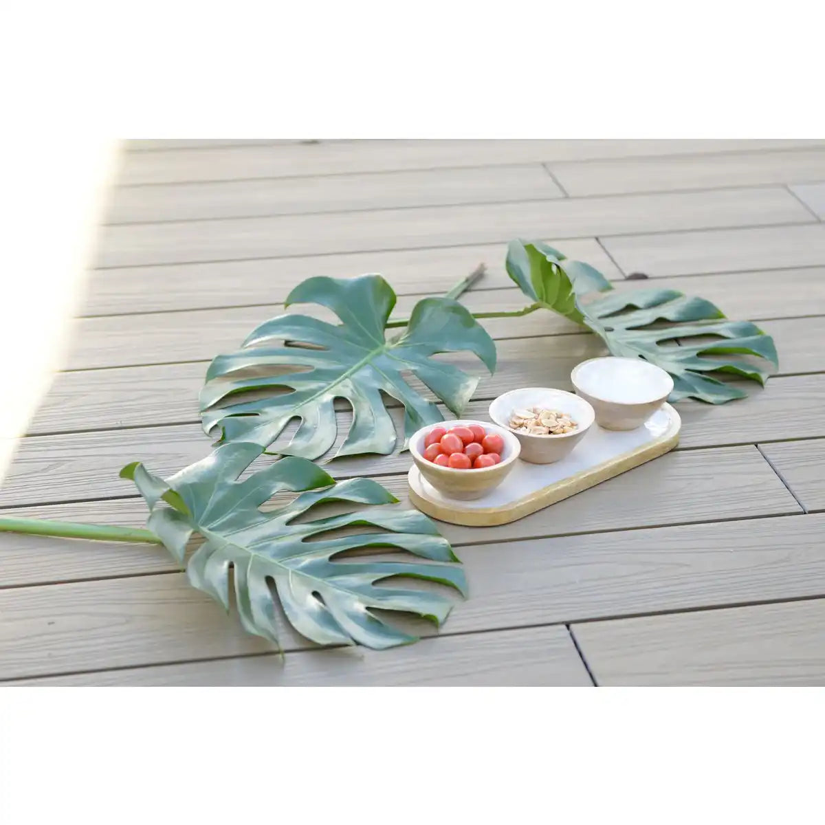 Aperitif -Set von 3 weißen Tassen auf weißes Holzschale - HomeDesign Knaus
