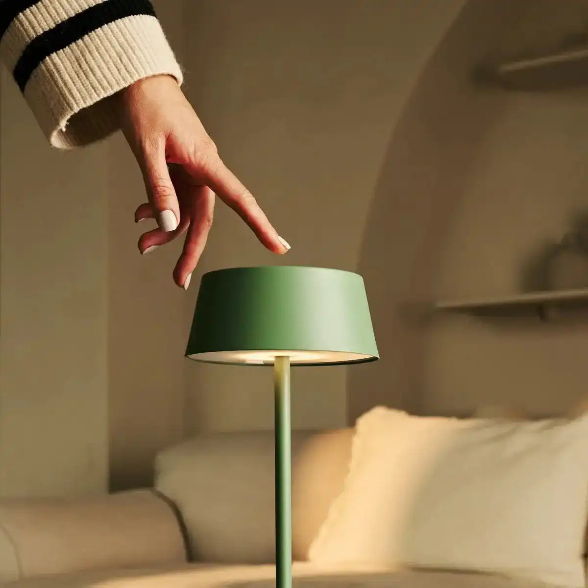 Hugo Sage Green Wiederaufladbare Tischlampe – Stilvoll, dimmbar und kabellos