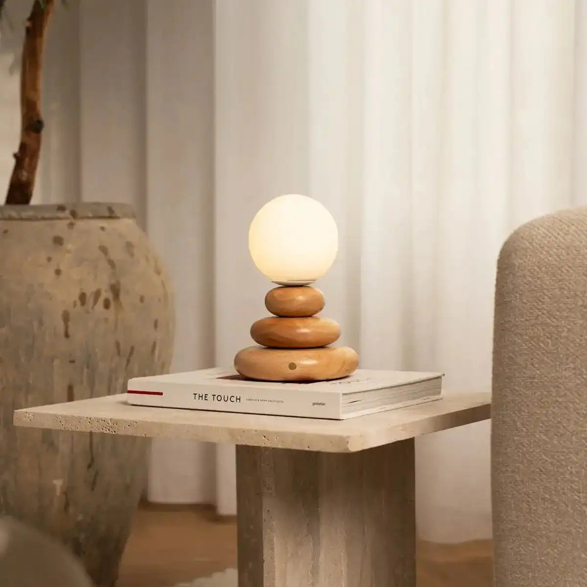 Wiederaufladbare Lampe Isabella aus Holz und Glas – kabellos und dimmbar