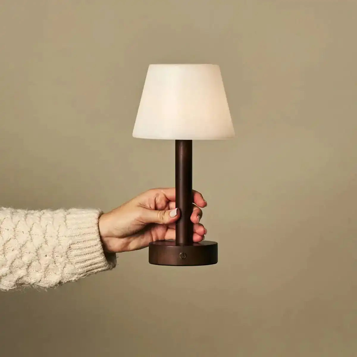 Zoë Dunkelbraune wiederaufladbare Tischlampe aus Holz | Dimmbar, USB-C, 80-Stunden-Akku