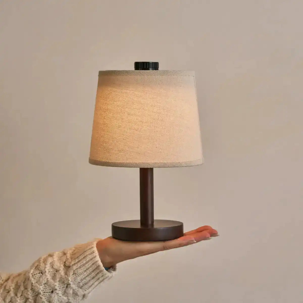 Rover dunkelbraune Holzlampe – wiederaufladbar, kabellos und dimmbarer Schirm