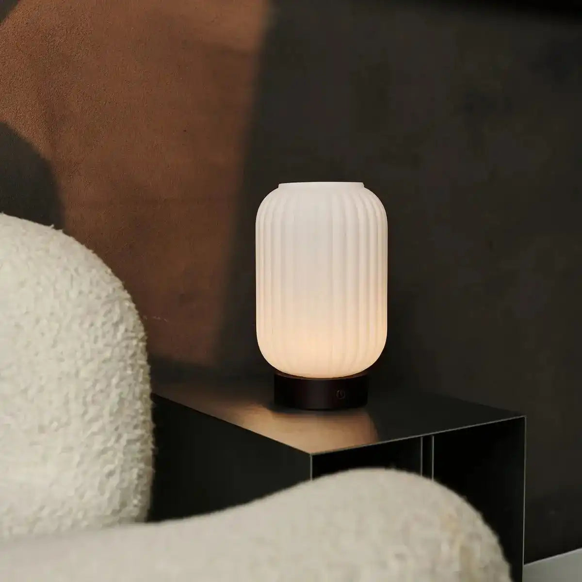 Lilly Dark Brown einzigartige wiederaufladbare Lampe - gefrostete Glaslampe, Holzbasis, dimmbar, 3 helle Modi