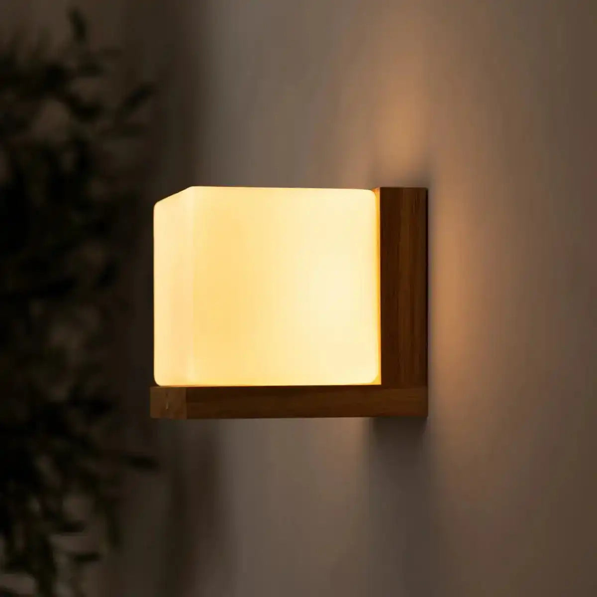 Lizzy hellbraunes Quadratladierbares Holzwandlampe - schnurlos, dimmbar und stilvolle Beleuchtung