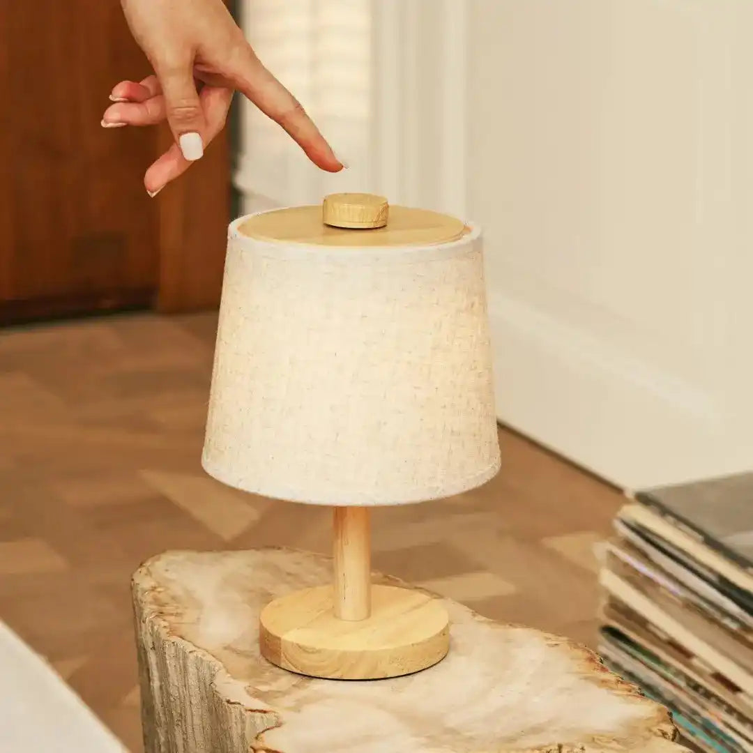 Rover Hellbraune wiederaufladbare Holzlampe | Kabellos, dimmbar mit Stoffschirm