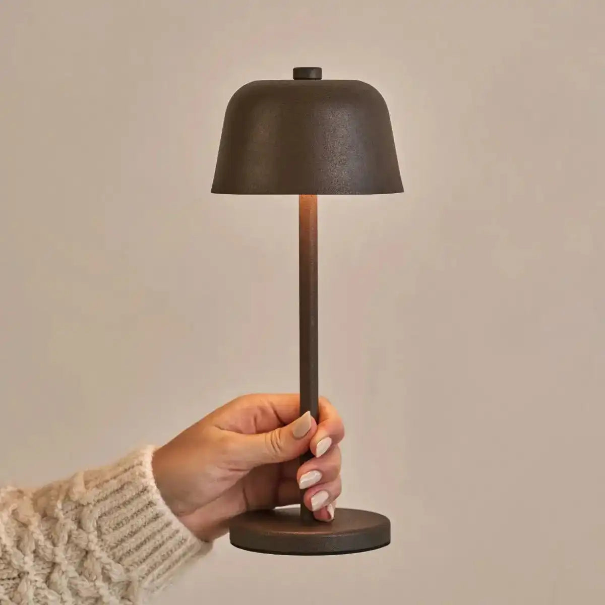 Anton Mokkabraune wiederaufladbare Tischlampe | Schlanke und kabellose Beleuchtung