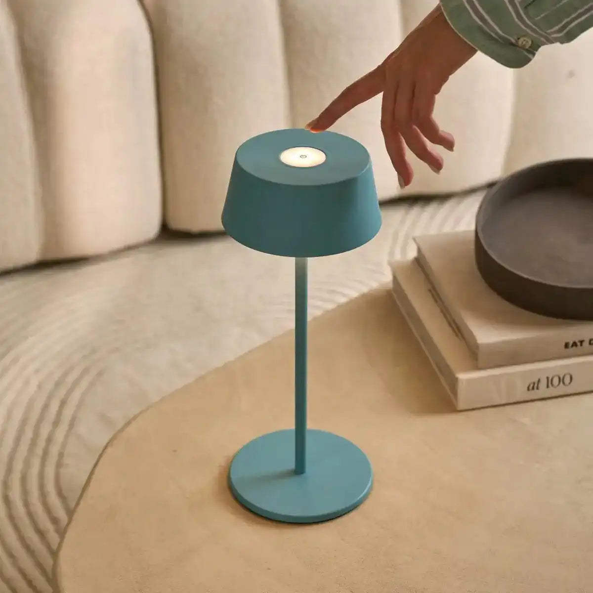 Hugo Amsterdams blaue wiederaufladbare Tischlampe aus Eisen – dimmbar, stilvoll und kabellos