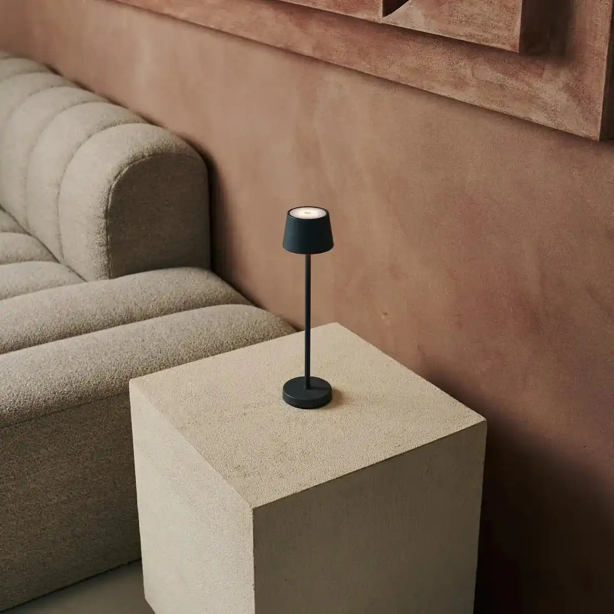 Vondel Mini Stone Grey wiederaufladbar und schnurlose Lampe perfekt für die Gastfreundschaftsbranche - drahtlos wiederaufladbar über Ladestation