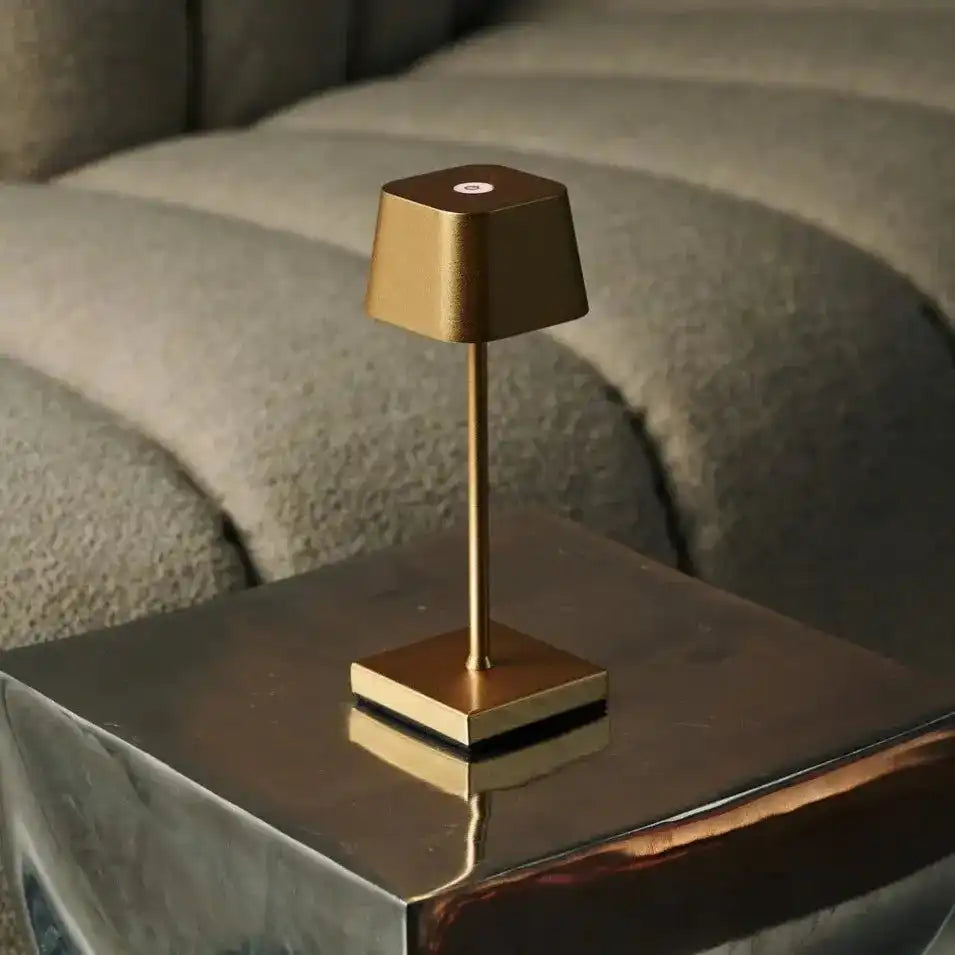 Combi Set Professional-4 x Sarphati Mini Gold wiederaufladbarer Tischlampen & 1 x Amstel Wireless Ladestation mit Qi-Technologie