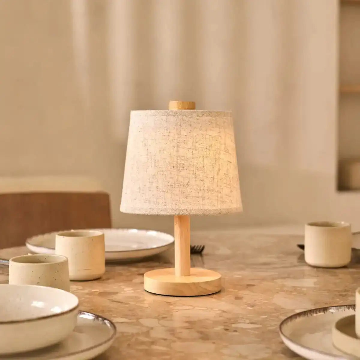 Rover Hellbraune wiederaufladbare Holzlampe | Kabellos, dimmbar mit Stoffschirm