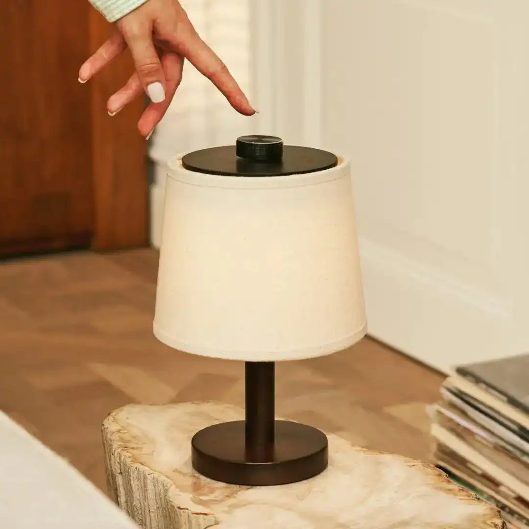 Rover dunkelbraune Holzlampe – wiederaufladbar, kabellos und dimmbarer Schirm