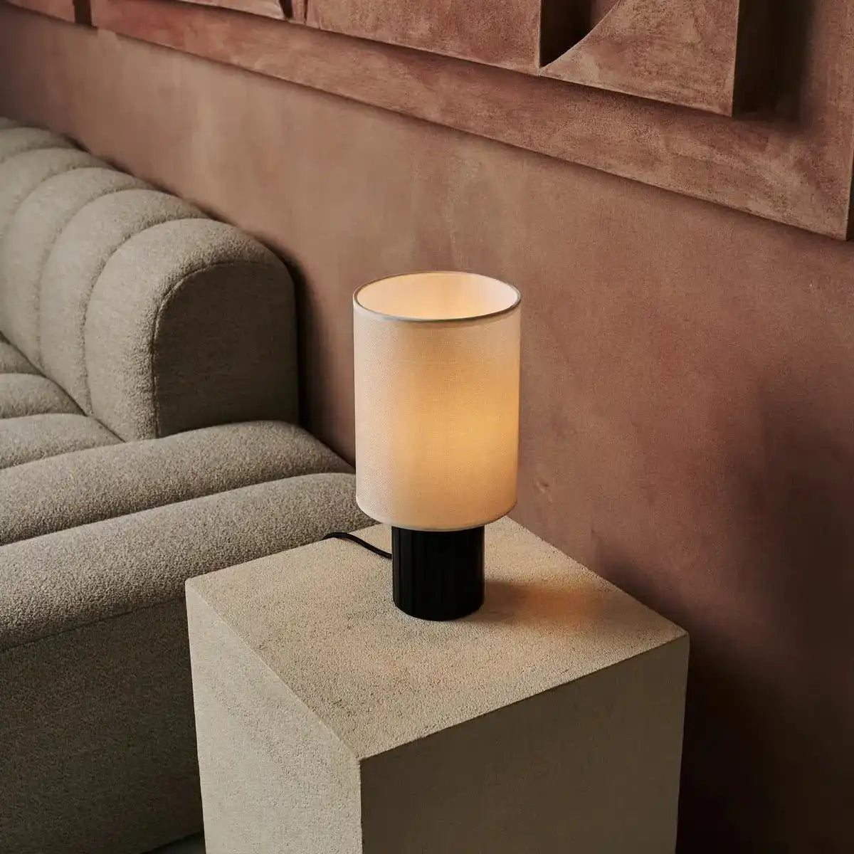 Kiko Black Tischlampe – Gemütliche Schreibtischlampe in Schwarz und Beige mit E27-Fassung