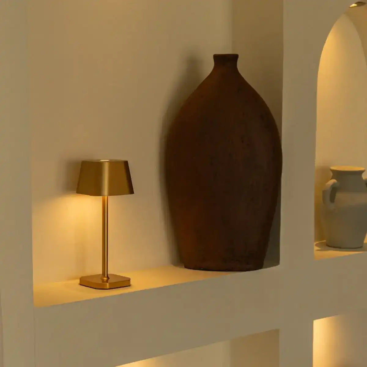Ava Gold wiederaufladbare Tischlampe | Kabellos, dimmbar und stilvoll