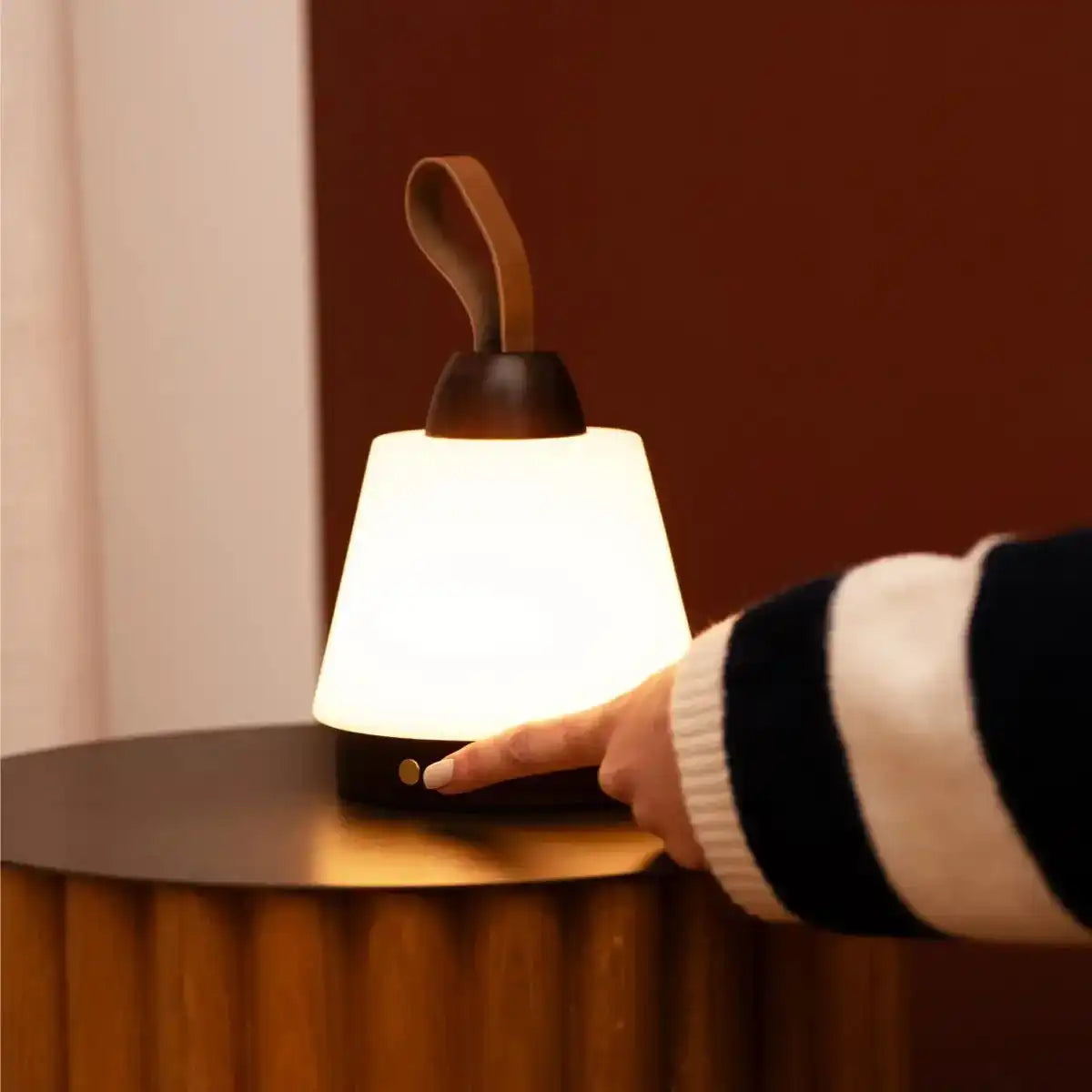 Liv Dunkelbraune wiederaufladbare Lampe – Lederband, dimmbar, 3 Lichtmodi, kabellos