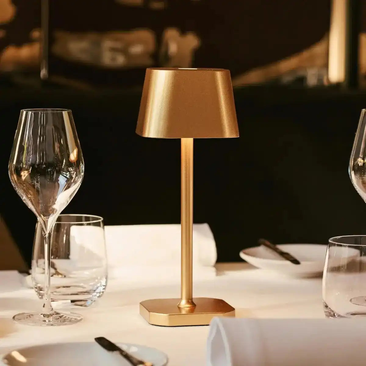 Ava Gold wiederaufladbare Tischlampe | Kabellos, dimmbar und stilvoll