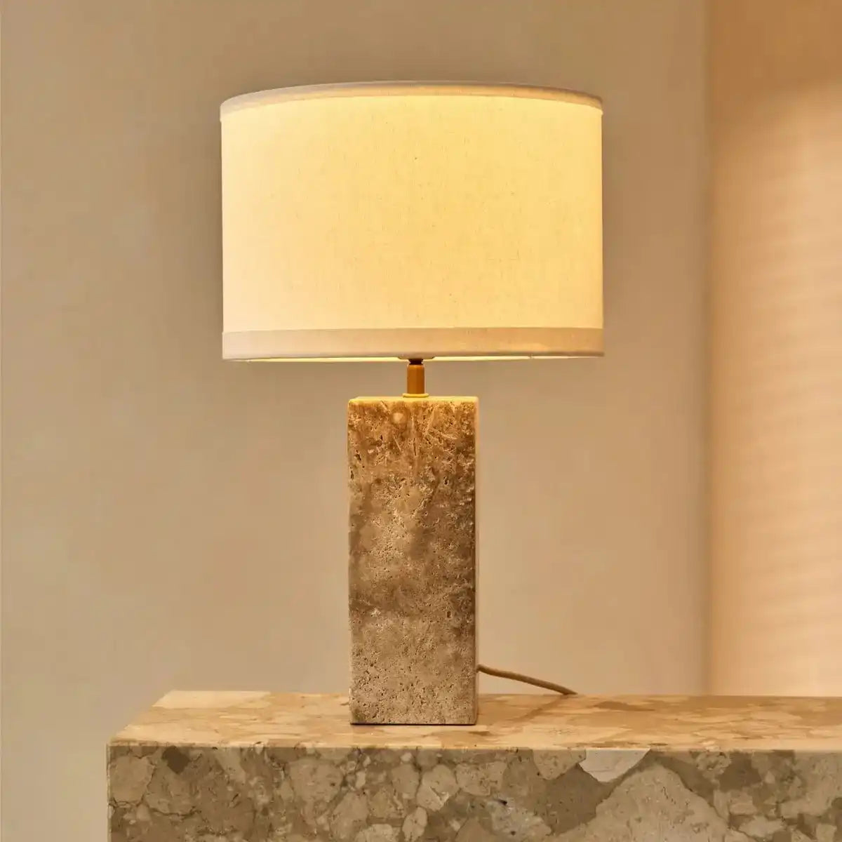 Rosie Travertinlampe – Eleganter Naturstein mit Baumwollschirm