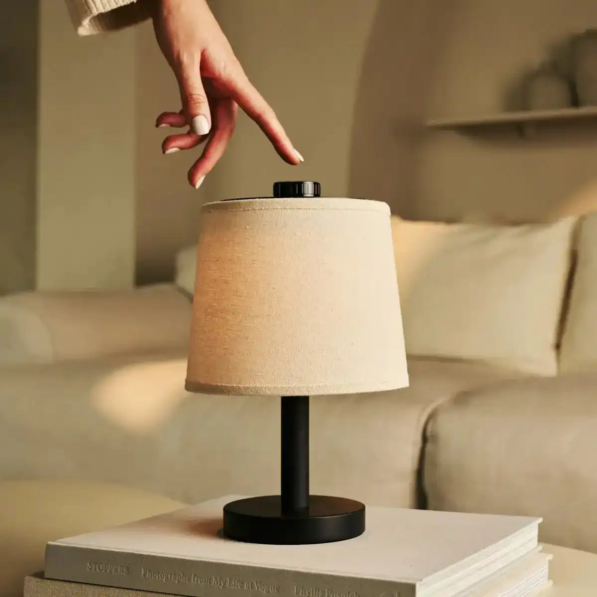 Rover Schwarze Holzlampe - wiederaufladbar, schnurlos und dimmbarer Schatten