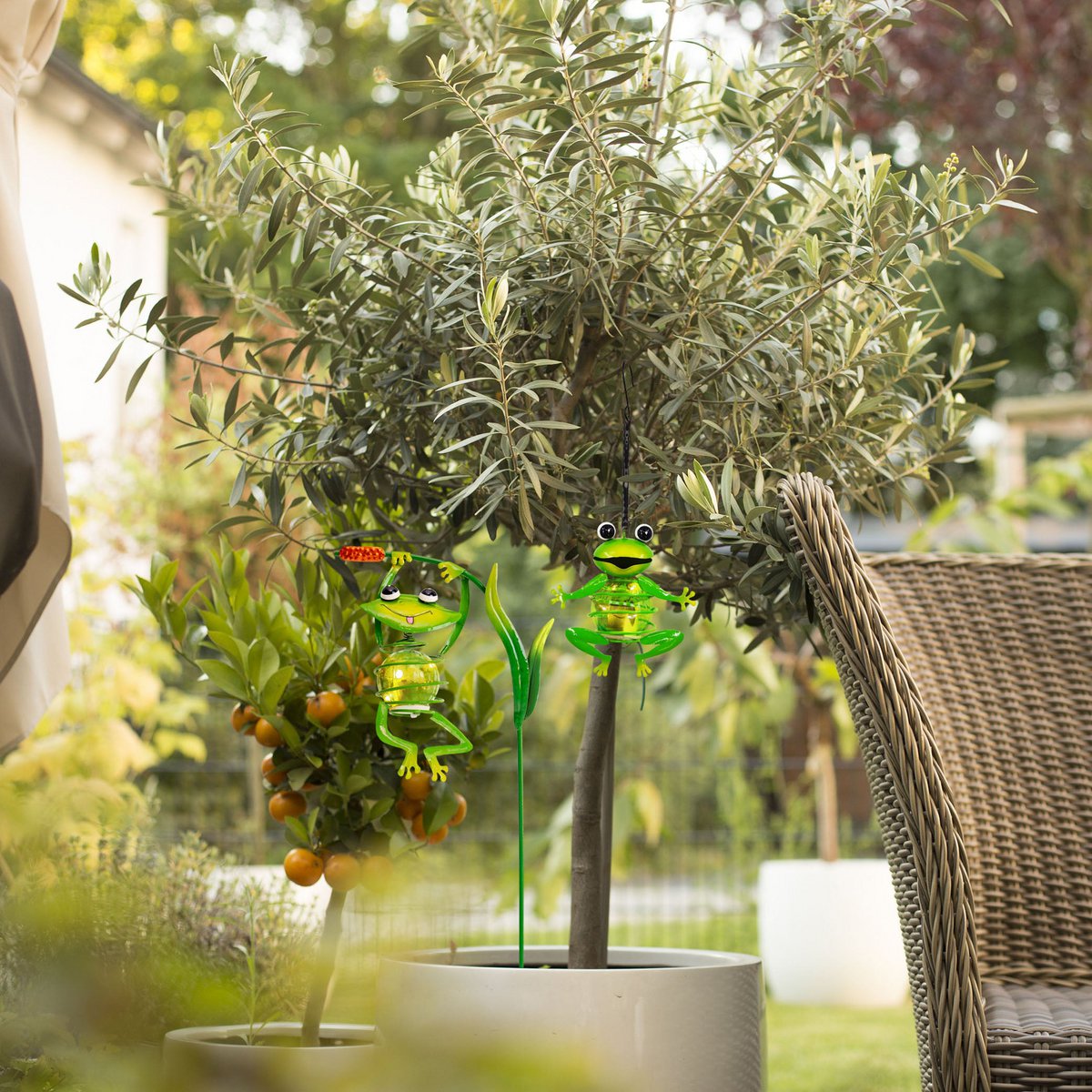 2er Set Solar-Deko-Hängeleuchte "FROSCH" ca. 20 und 66 cm hoch, aus bemaltem . Dämmerungssensor;