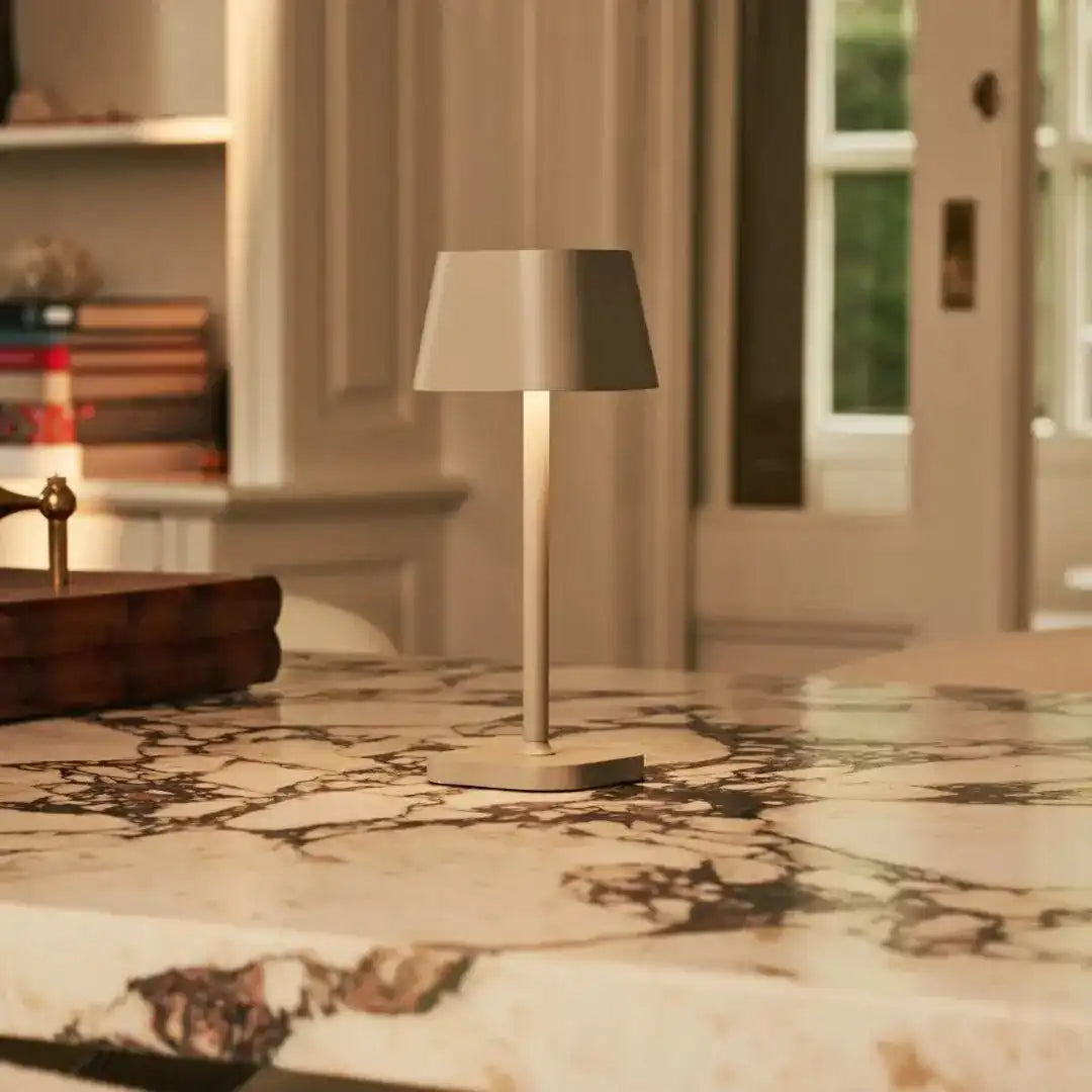 Ava Shadow Grey - wiederaufladbare Tischlampe | Stilvoll, schnurlos und dimmbar