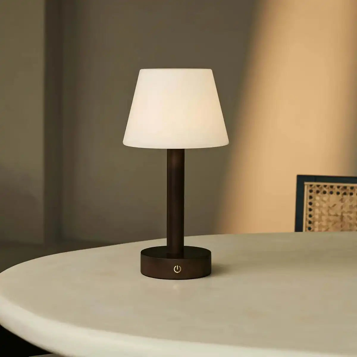 Zoë Dunkelbraune wiederaufladbare Tischlampe aus Holz | Dimmbar, USB-C, 80-Stunden-Akku
