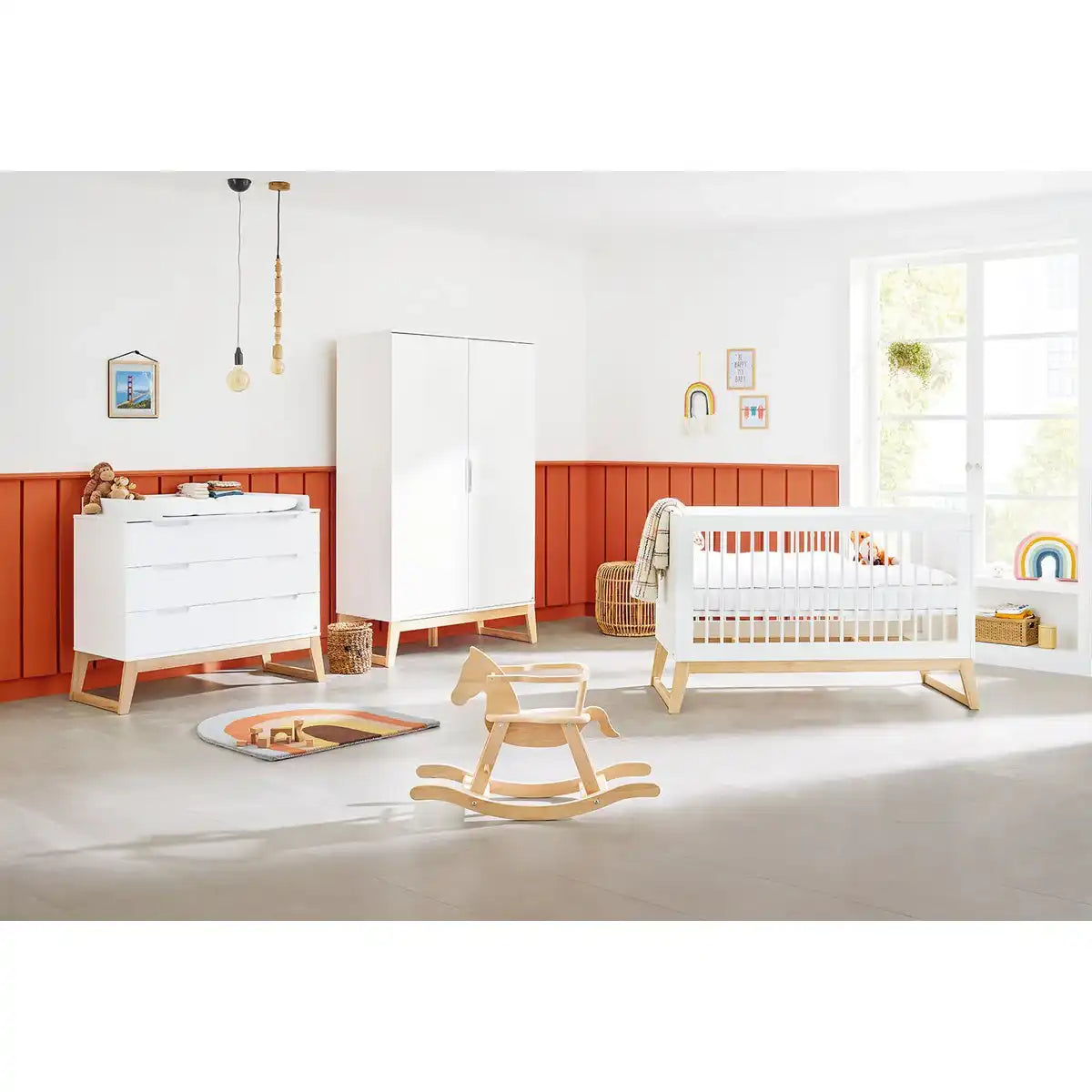 Baumschule 'Bridge' breit
3-teilig: Kinderbett, breite Wickelkommode, 2-türiger Kleiderschrank - HomeDesign Knaus