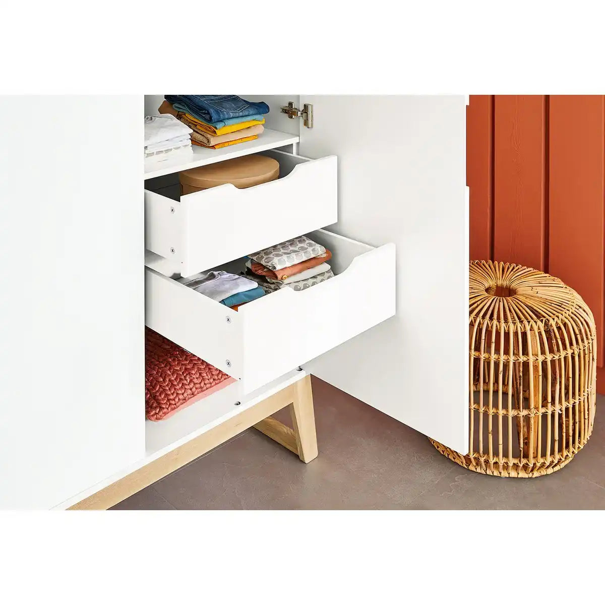 Baumschule 'Bridge' breit
3-teilig: Kinderbett, breite Wickelkommode, 2-türiger Kleiderschrank - HomeDesign Knaus