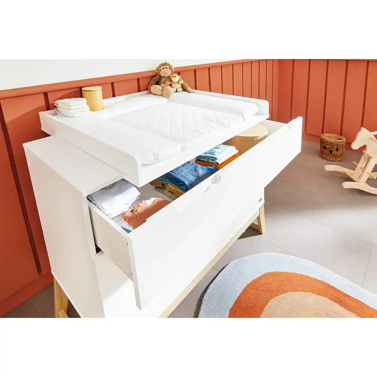 Baumschule 'Bridge' breit
3-teilig: Kinderbett, breite Wickelkommode, 2-türiger Kleiderschrank - HomeDesign Knaus