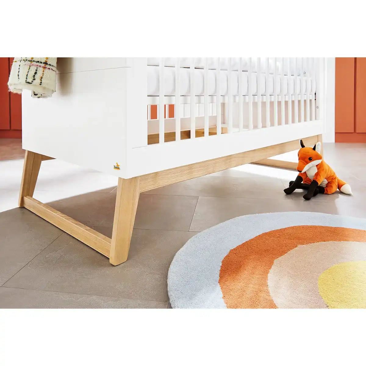 Baumschule 'Bridge' breit
3-teilig: Kinderbett, breite Wickelkommode, 2-türiger Kleiderschrank - HomeDesign Knaus