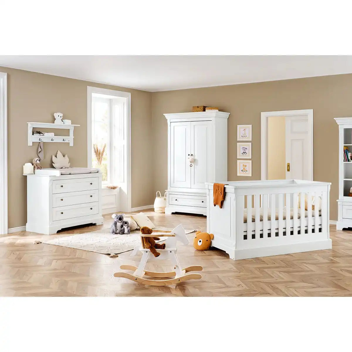 Baumschule 'Emilia' breit, inkl. Wandregal
4-teilig: Kinderbett, breite Wickelkommode, 2-türiger Kleiderschrank, Wandregal - HomeDesign Knaus