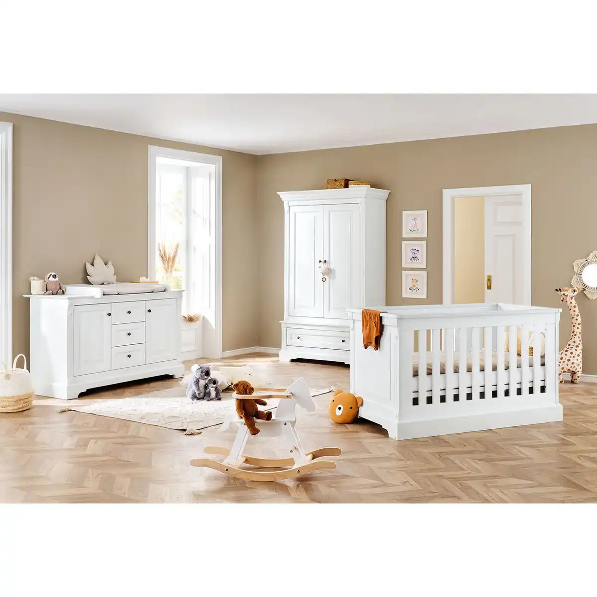 Baumschule 'Emilia' extra breit
3-teilig: Kinderbett, extra breite Wickelkommode, 2-türiger Kleiderschrank - HomeDesign Knaus