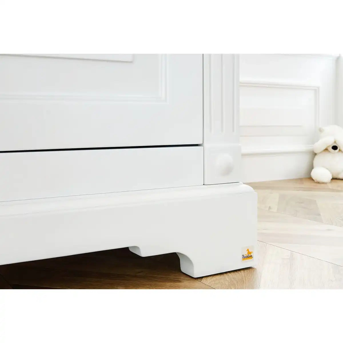 Baumschule 'Emilia' extra breit groß
3-teilig: Kinderbett, extra breite Wickelkommode, großer Kleiderschrank - HomeDesign Knaus