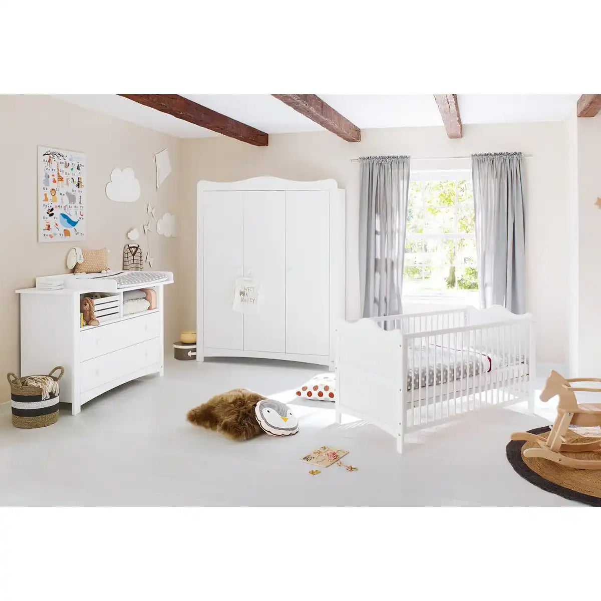 Baumschule 'Florentina' extra breit groß
3-teilig: Kinderbett, extra breite Wickelkommode, großer Kleiderschrank - HomeDesign Knaus