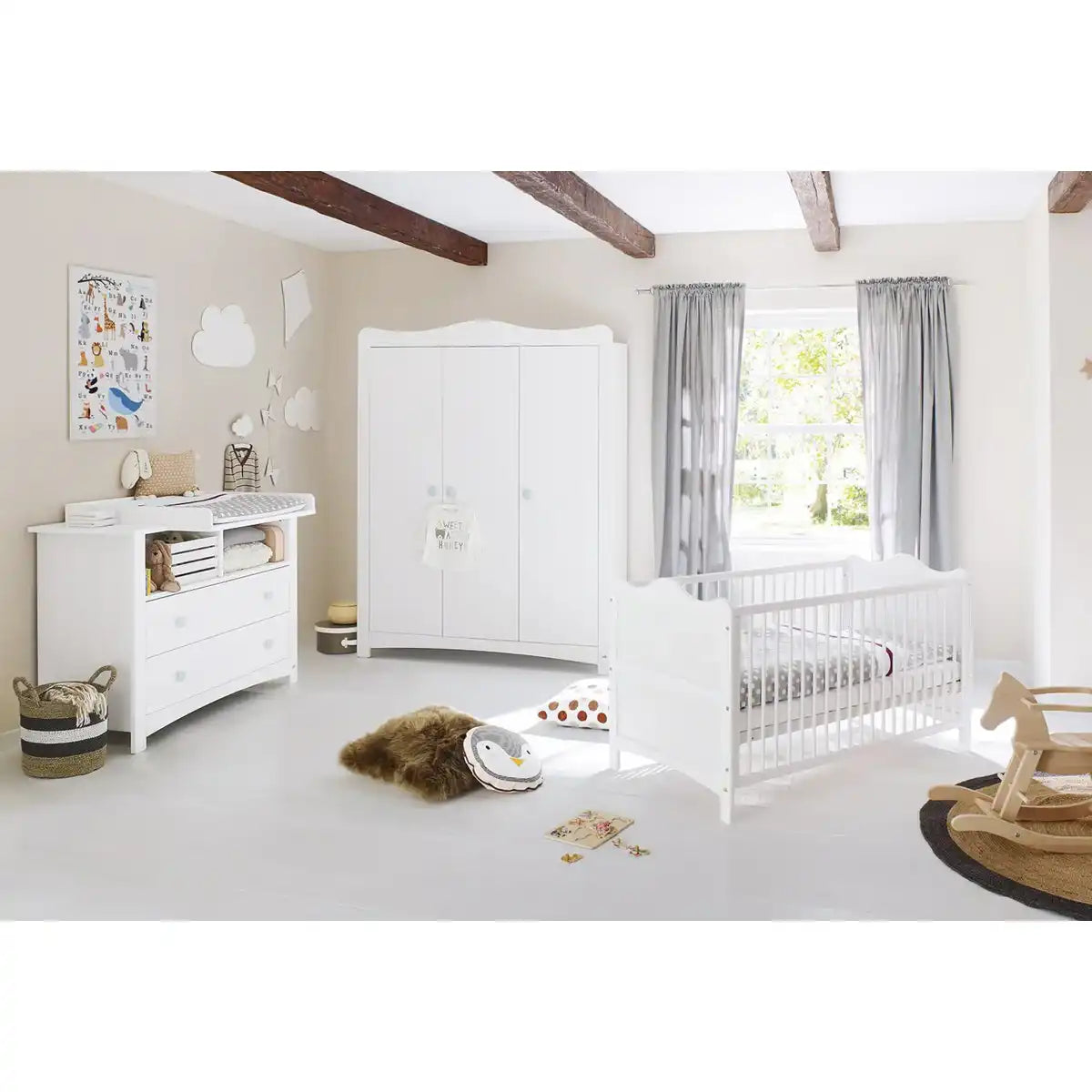 Baumschule 'Florentina' extra breit groß
3-teilig: Kinderbett, extra breite Wickelkommode, großer Kleiderschrank - HomeDesign Knaus