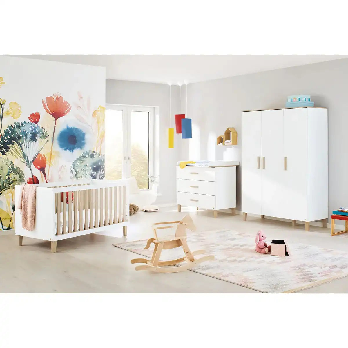 Baumschule 'Lumi' breit groß
3-teilig: Kinderbett, breite Wickelkommode, großer Kleiderschrank - HomeDesign Knaus