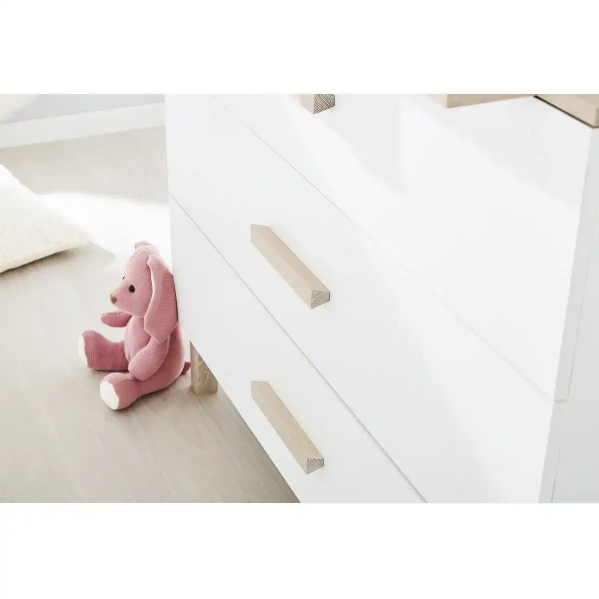 Baumschule 'Lumi' breit groß
3-teilig: Kinderbett, breite Wickelkommode, großer Kleiderschrank - HomeDesign Knaus