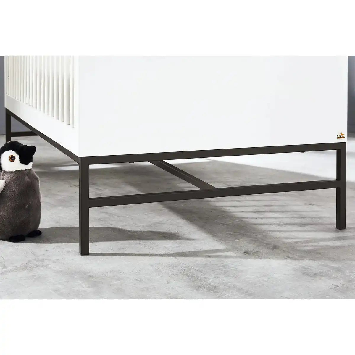Baumschule 'Steel' extra breit groß
3-teilig: Kinderbett, extra breite Wickelkommode, großer Kleiderschrank - HomeDesign Knaus