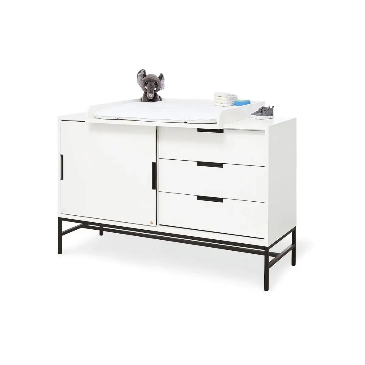 Baumschule 'Steel' extra breit groß
3-teilig: Kinderbett, extra breite Wickelkommode, großer Kleiderschrank - HomeDesign Knaus